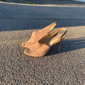 Saks Fifth & Ave heel